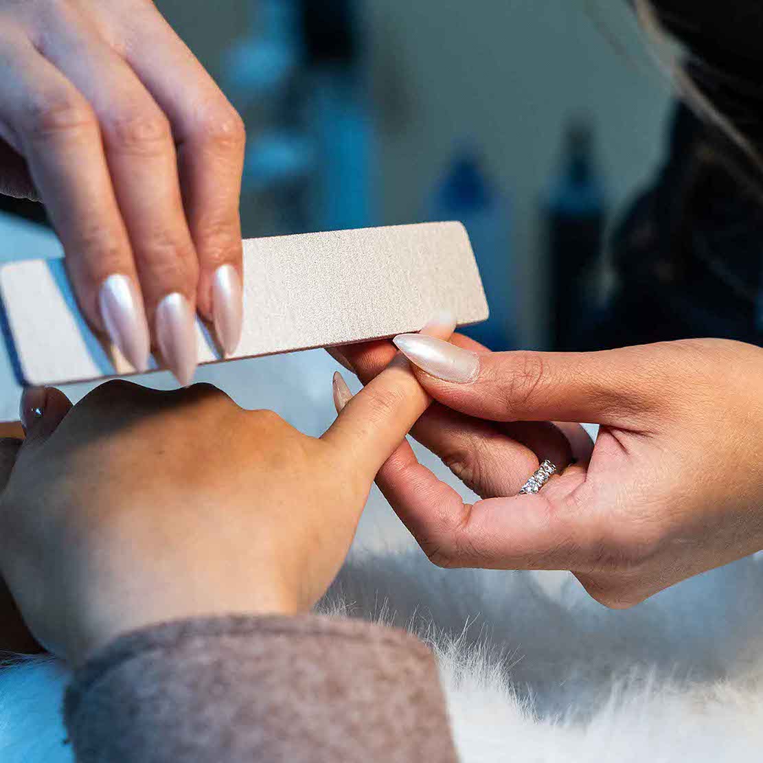 Kunde får filet negle, og er i gang med at få lavet manicure hos Beauty Care i Hvidovre. 